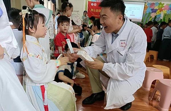 开启庆六一新模式 Cosplay+科普沉浸式体验“小牙医”