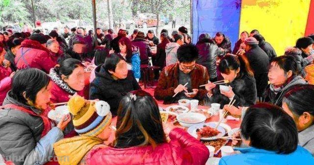 还有这种事?随礼200竟然可以吃到这种好酒菜,网友看了直呼羡慕