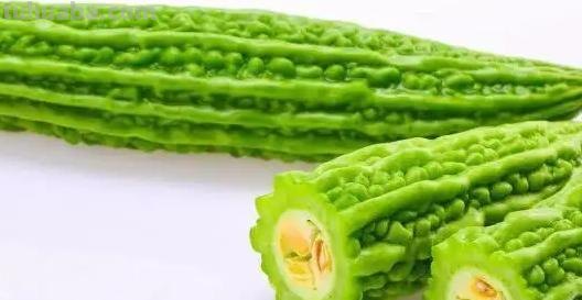 夏天吃点苦瓜败火好，学会这4步，自己在家也能种