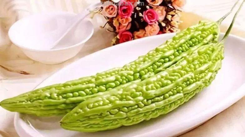 夏天吃点苦瓜败火好，学会这4步，自己在家也能种