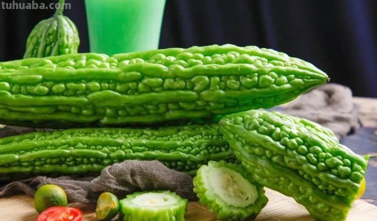 夏天吃点苦瓜败火好，学会这4步，自己在家也能种