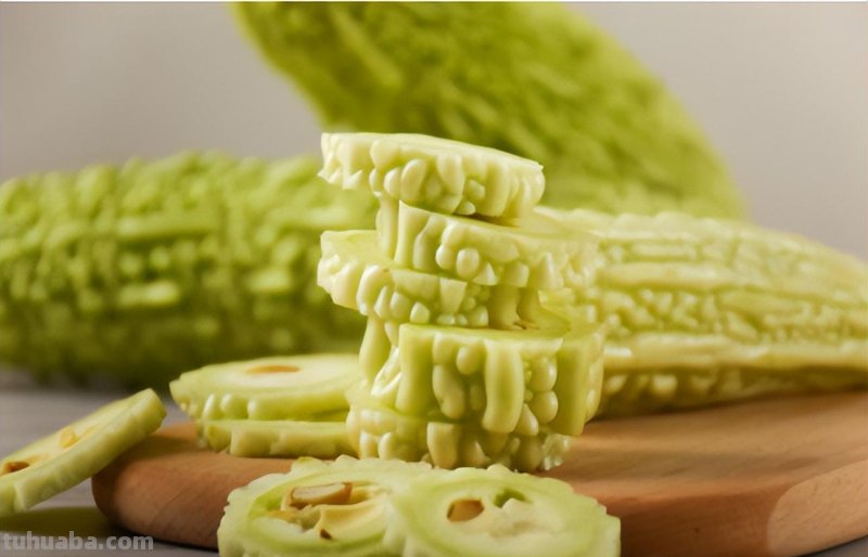 夏天吃点苦瓜败火好，学会这4步，自己在家也能种