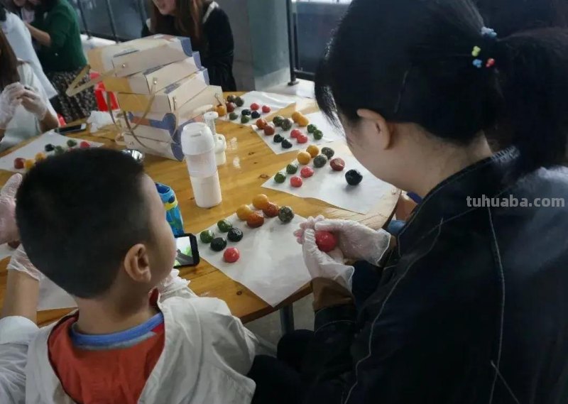 烘享快乐 焙感幸福-德化县总工会举办烘焙DIY活动