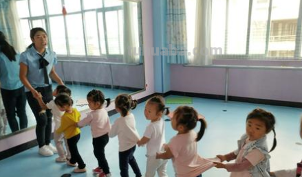 幼儿园开设好几个班,大班和学前班有什么区别? 幼儿园开设好几个班,大班和学前班有什么区别?