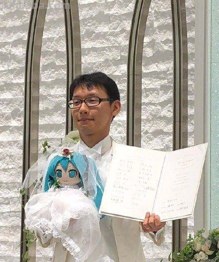 日本“御宅族”越来越离谱,有人走火入魔,花十万块钱娶虚拟偶像