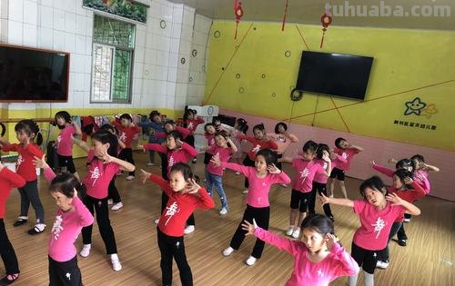 幼儿园开设舞蹈教育课程的意义 幼儿园开设舞蹈教育课程的意义是什么