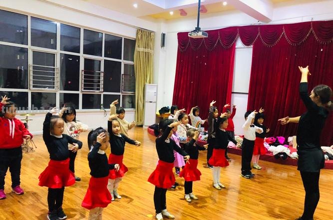 幼儿园开设舞蹈教育课程的意义 幼儿园开设舞蹈教育课程的意义是什么