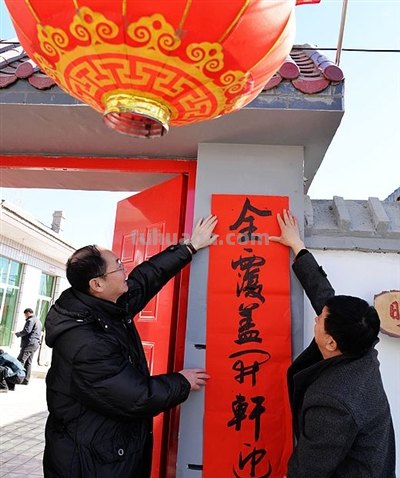 怎么贴对联手抄报 春节手抄报贴春联的内容怎么写20到30字左右? 怎么贴对联手抄报 春节手抄报贴春联的内容怎么写20到30字左右?