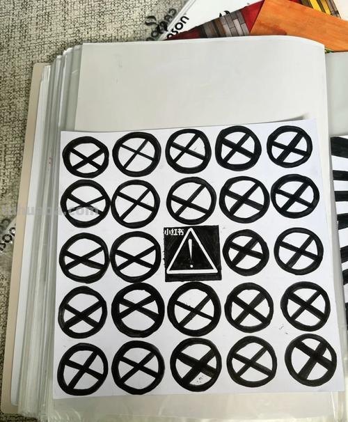 色彩变异构成图片——如何利用色彩变异来创作二次元角色 