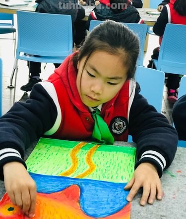 色彩穿越与色彩穿梭——探究色彩在时空中的变化与演变 