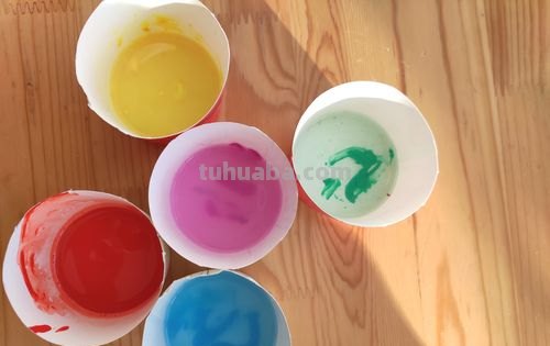 水中的色彩艺术小班教案：探索水中的神奇色彩 