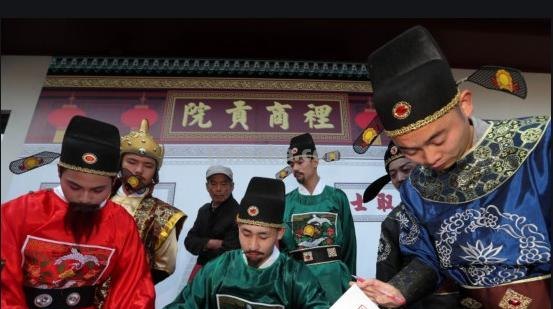 宋朝时实施的两项防作弊措施有 宋朝时实施的两项防作弊措施有: A 誊录