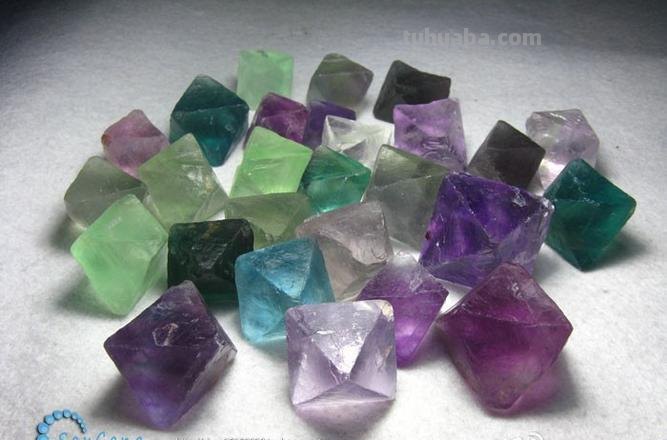 萤石色彩及萤石颜色：二次元世界的缤纷世界 