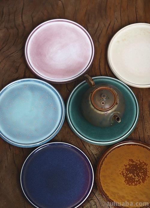 釉的色彩及釉的色彩来自于基础釉中加入的 