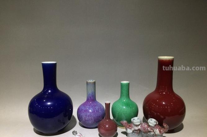 釉的色彩及釉的色彩来自于基础釉中加入的 