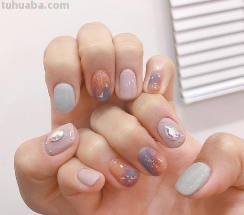 美甲色彩搭配口诀,让你的指尖更加时尚