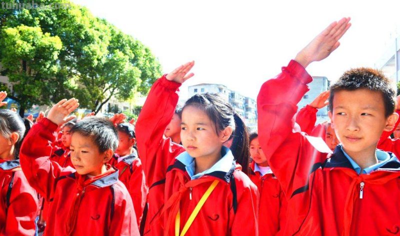 标准红领巾的三个角的角度分别是多少?