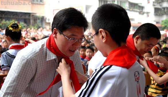 红领巾的三个角分别是什么角 红领巾的三个角分别是什么角?