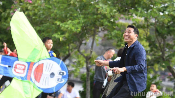 儿童散学归来早忙趁东风放纸鸢描写的是什么情景