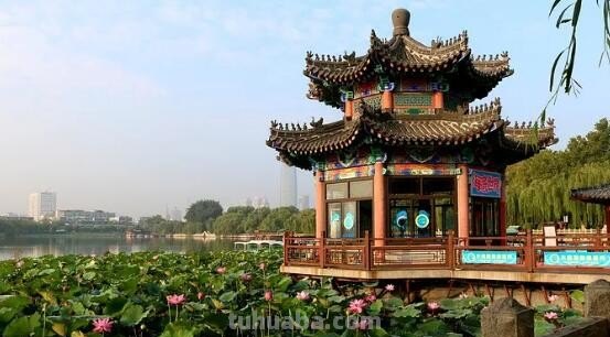 四面荷花三面柳一城山色半城湖描写的是哪里? 四面荷花三面柳一城山色半城湖描写的是哪里?