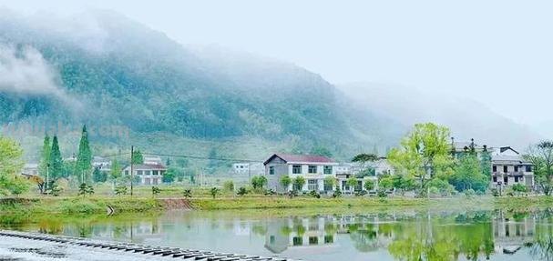 网红原乡光明景 画里小河党旗扬
