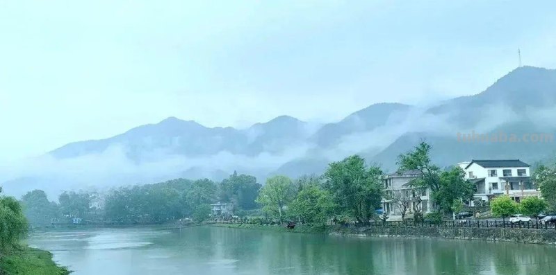 网红原乡光明景 画里小河党旗扬