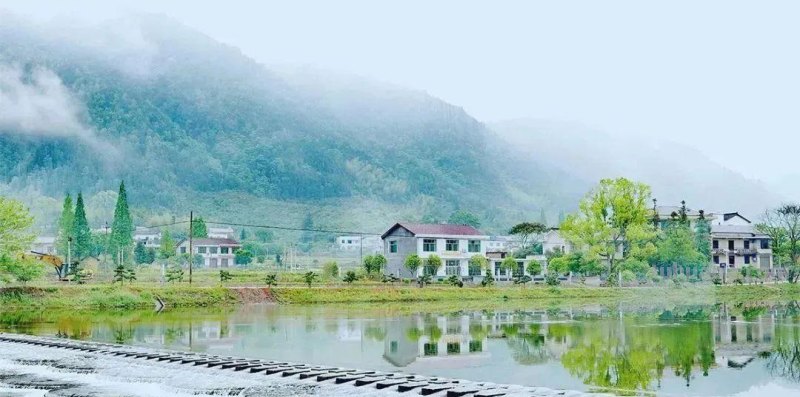 网红原乡光明景 画里小河党旗扬