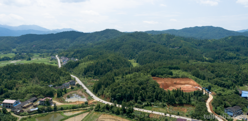 网红原乡光明景 画里小河党旗扬