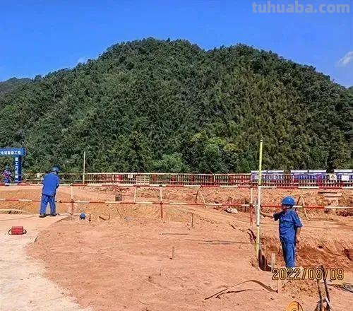 网红原乡光明景 画里小河党旗扬