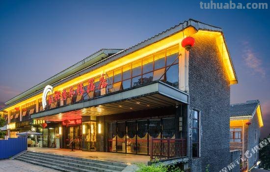 【探秘百色彩虹湾风情酒店：彩虹色彩与浪漫氛围的完美融合】 
