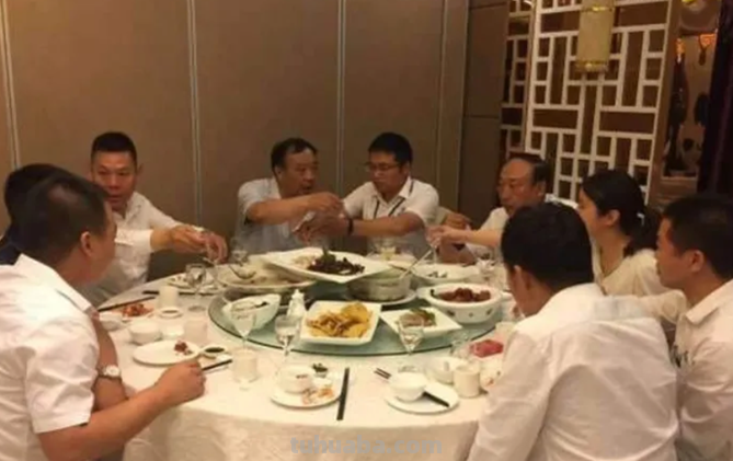 广东55岁电子厂老板，20年应酬总结出一份白酒清单，网友：佩服