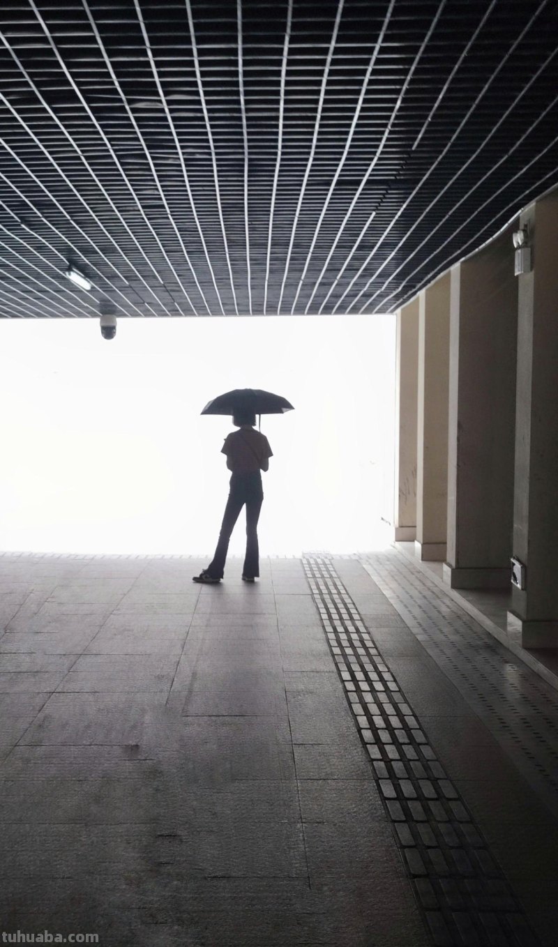16张普通人拍出来的好照片：只要有个人，照片就有魂