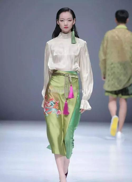 传统色彩与现代时尚的完美结合——探究传统服饰色彩在现代服装设计中的应用 
