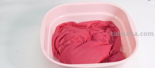 彩色彩泥染衣服上怎么去除?教你简单有效的清洗方法!