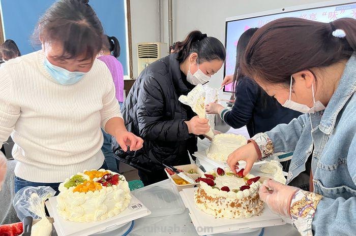 东营经济开发区俊富企业举办“快乐烘焙，畅享‘味’来”蛋糕DIY活动