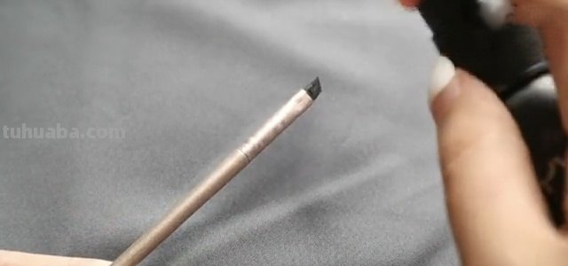狐狸和猫手抄报怎么画眼线 画眼线教学？