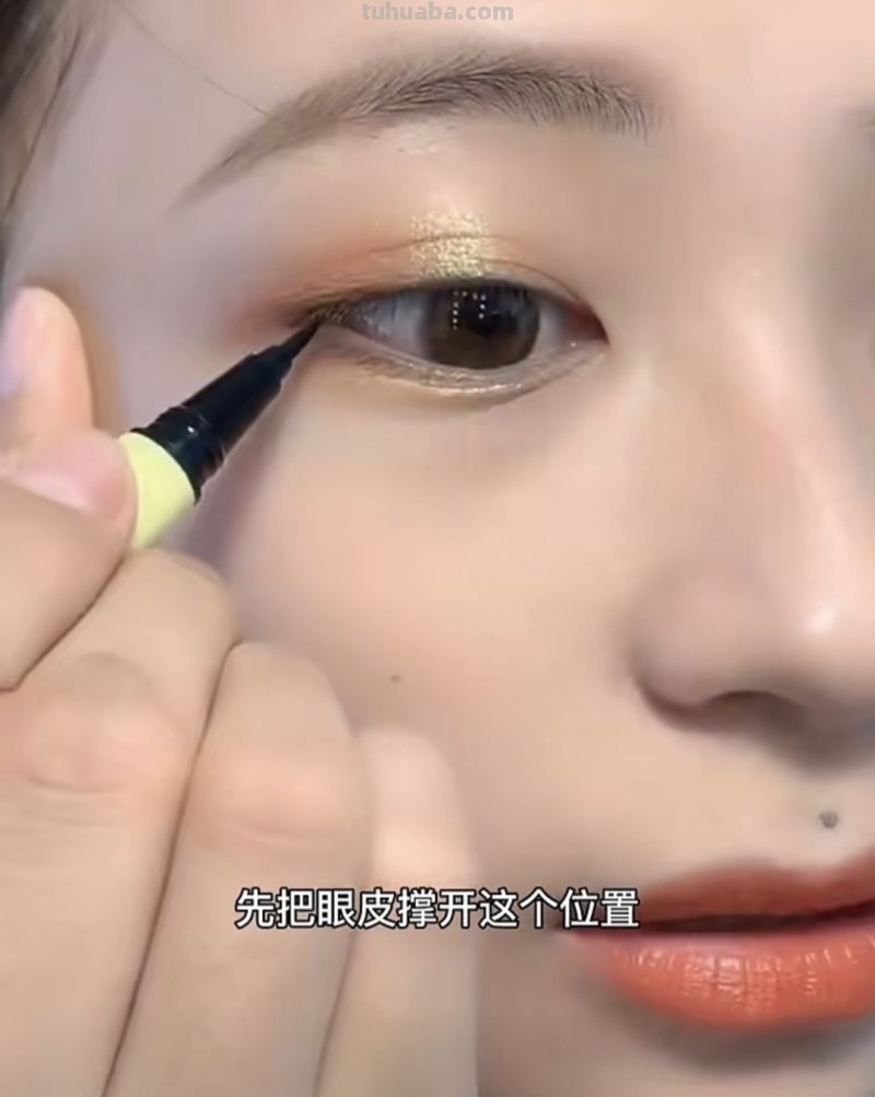 狐狸和猫手抄报怎么画眼线 画眼线教学？