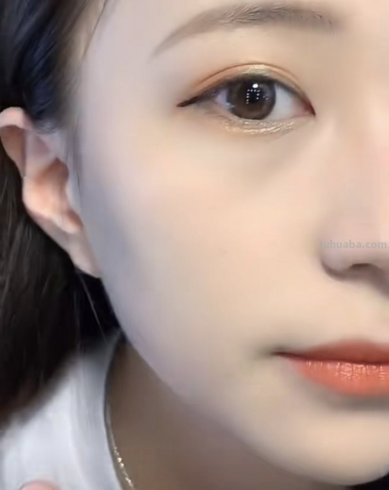 狐狸和猫手抄报怎么画眼线 画眼线教学？