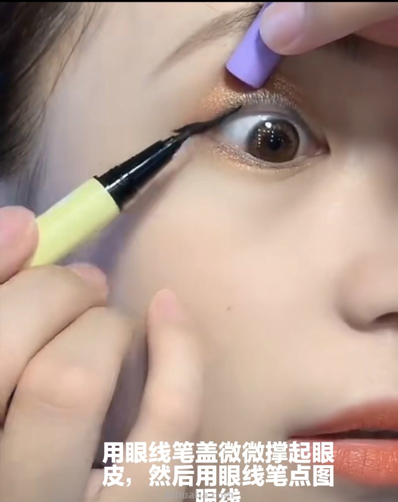狐狸和猫手抄报怎么画眼线 画眼线教学？