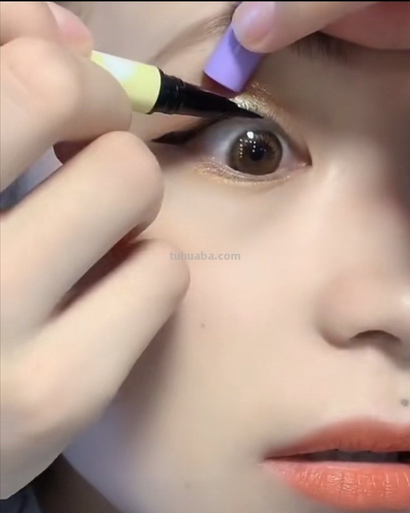 狐狸和猫手抄报怎么画眼线 画眼线教学？