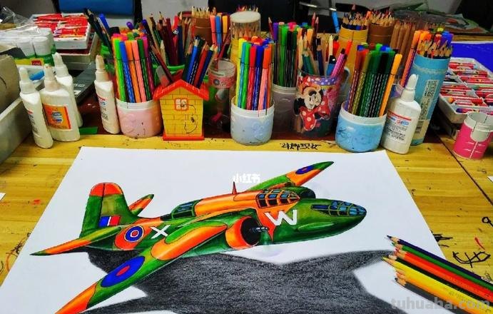 飞机的创意彩铅画怎么画 一年级铅笔简单画 飞机？