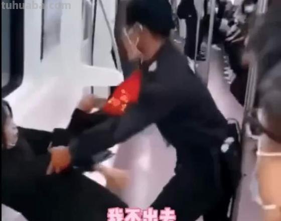 浙江女网红在地铁拍摄cos,小伙看了一眼后急忙转头:怕被骂变态