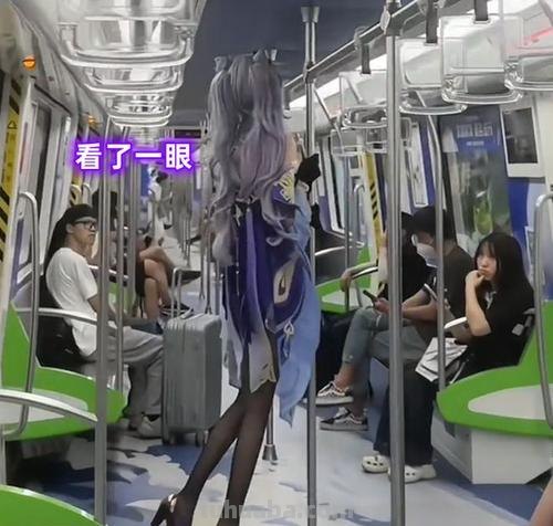 浙江女网红在地铁拍摄cos,小伙看了一眼后急忙转头:怕被骂变态