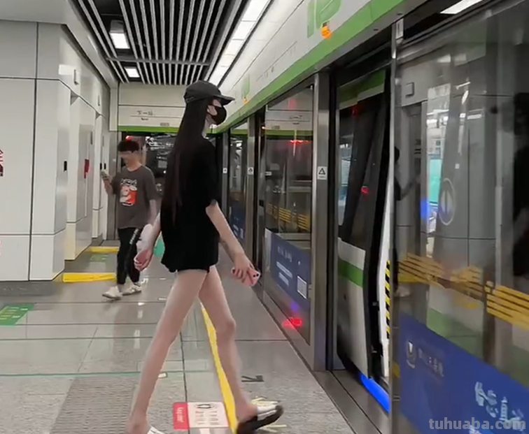 浙江女网红在地铁拍摄cos，小伙看了一眼后急忙转头：怕被骂变态