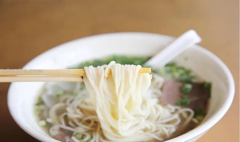 儿童画教程｜在衣食住行中发现艺术美《一碗香喷喷的拉面》