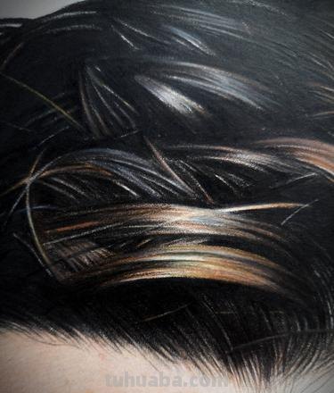 人物画彩铅头发怎么画 彩铅画人物时,黑头发该如何处理感觉黑色总是不深?