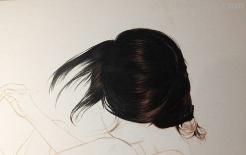 人物画彩铅头发怎么画 彩铅画人物时,黑头发该如何处理感觉黑色总是不深?