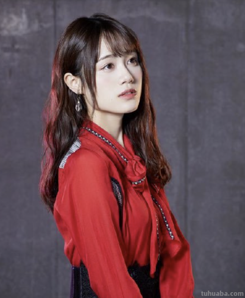 声线优美,配了两个出名的“可可萝”的新世代声优伊藤美来