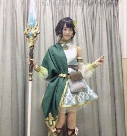 声线优美,配了两个出名的“可可萝”的新世代声优伊藤美来