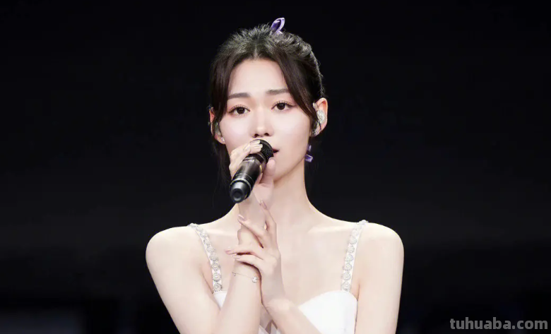 傍晚操场树荫透下月光是什么歌